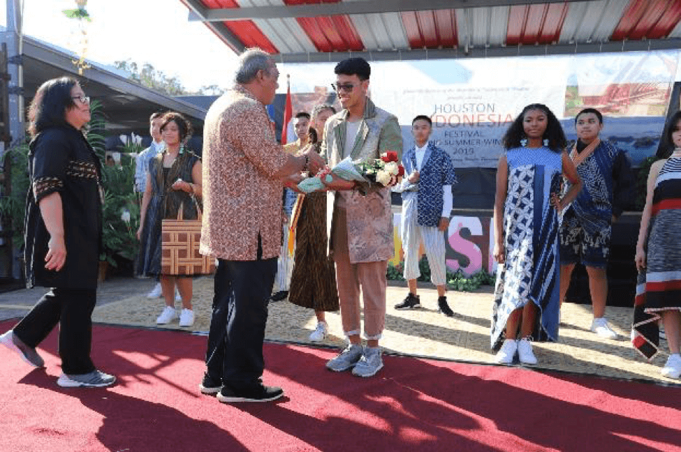 Rony menerima ucapan selamat dari perwakilan KJRI Houston setelah melakukan fashion show